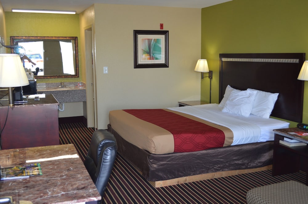 Econo Lodge Lake Charles University Area 18/48
