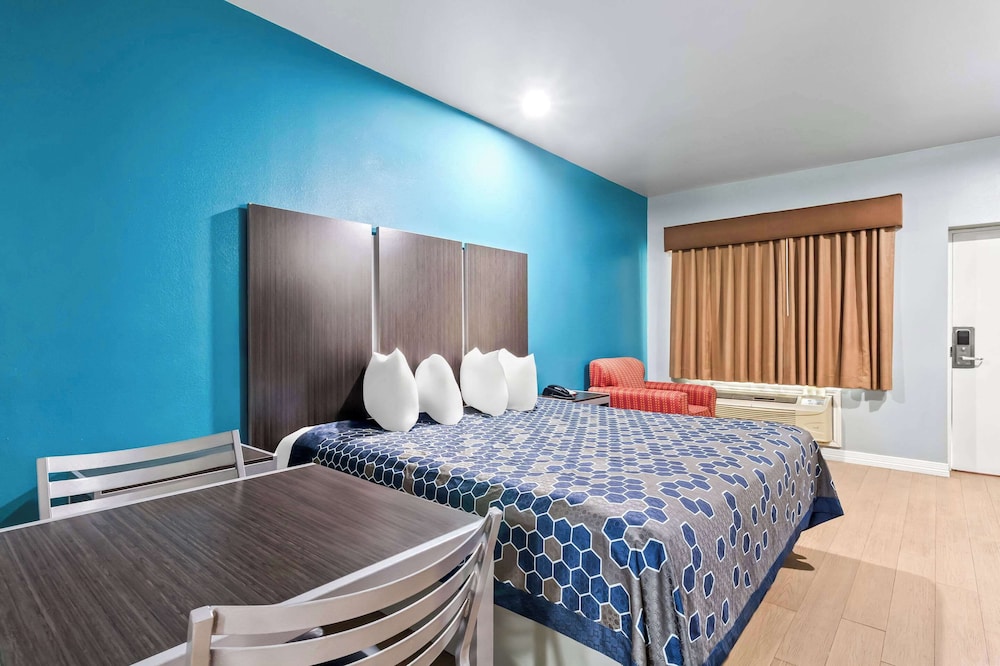 Econo Lodge Inn & Suites Channelview - Houston East 12/37