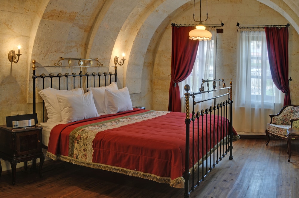CAVE, HONEYMOON, SUITE