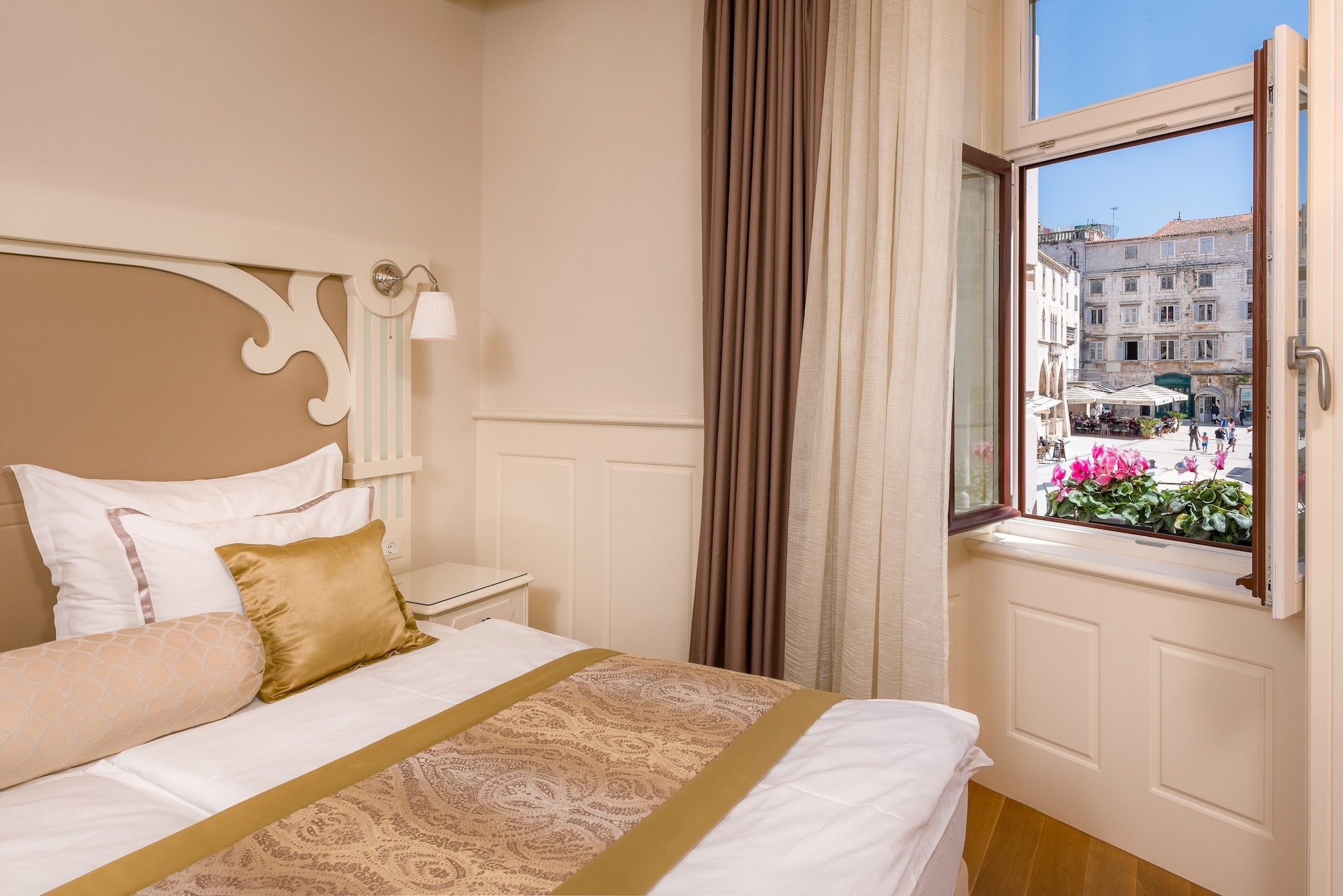 DELUXE, DOUBLE OR TWIN BED, CITY VIEW