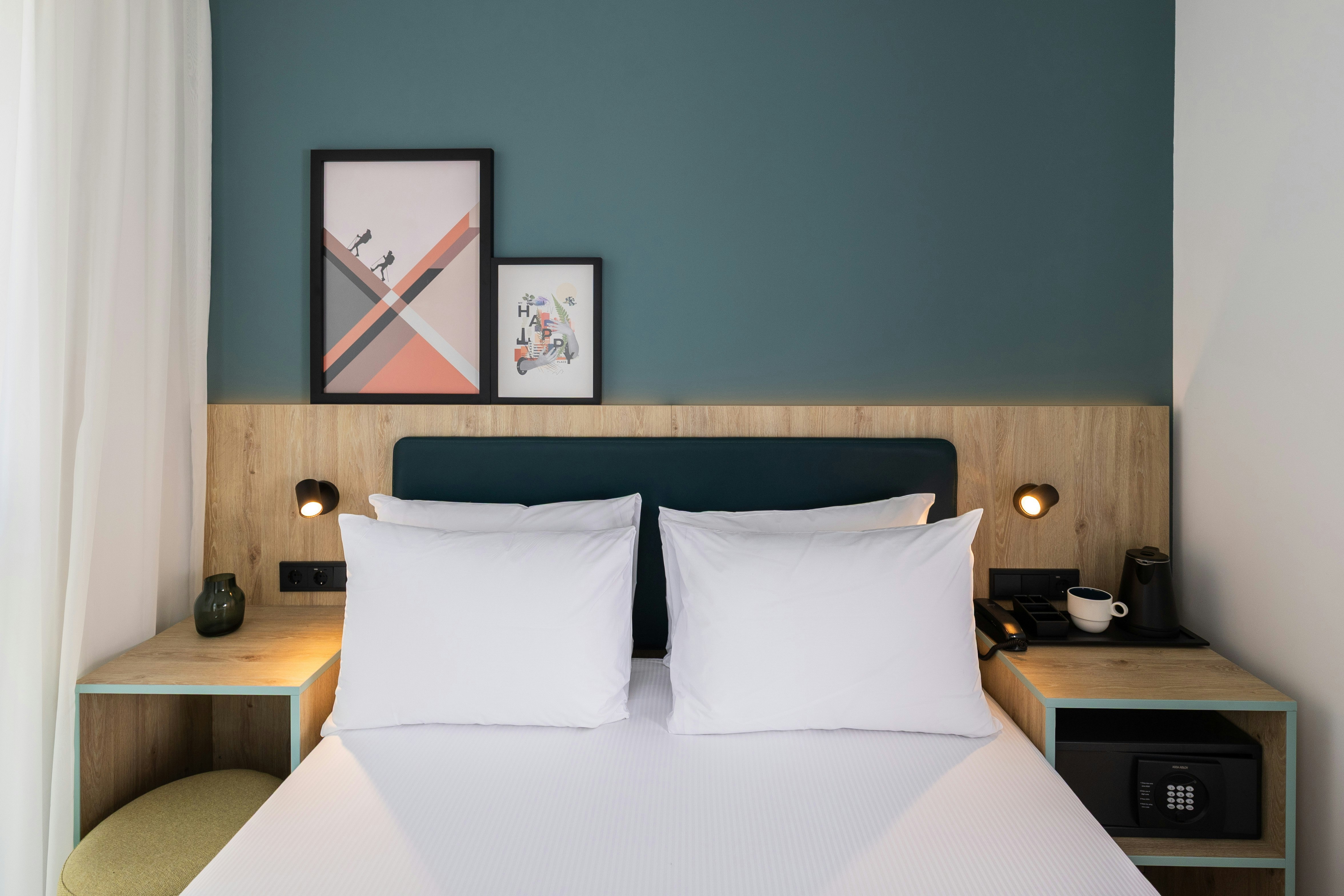 ROOM, QUEEN BED