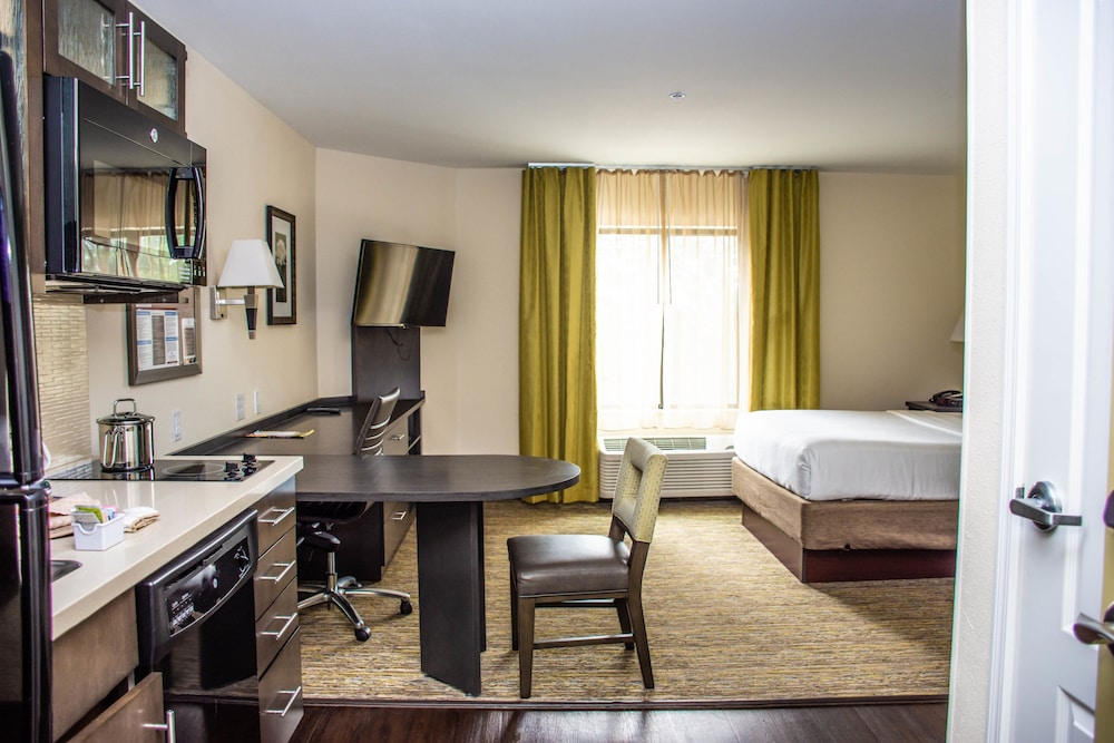 CANDLEWOOD SUITES OVERLAND PARK 38/59