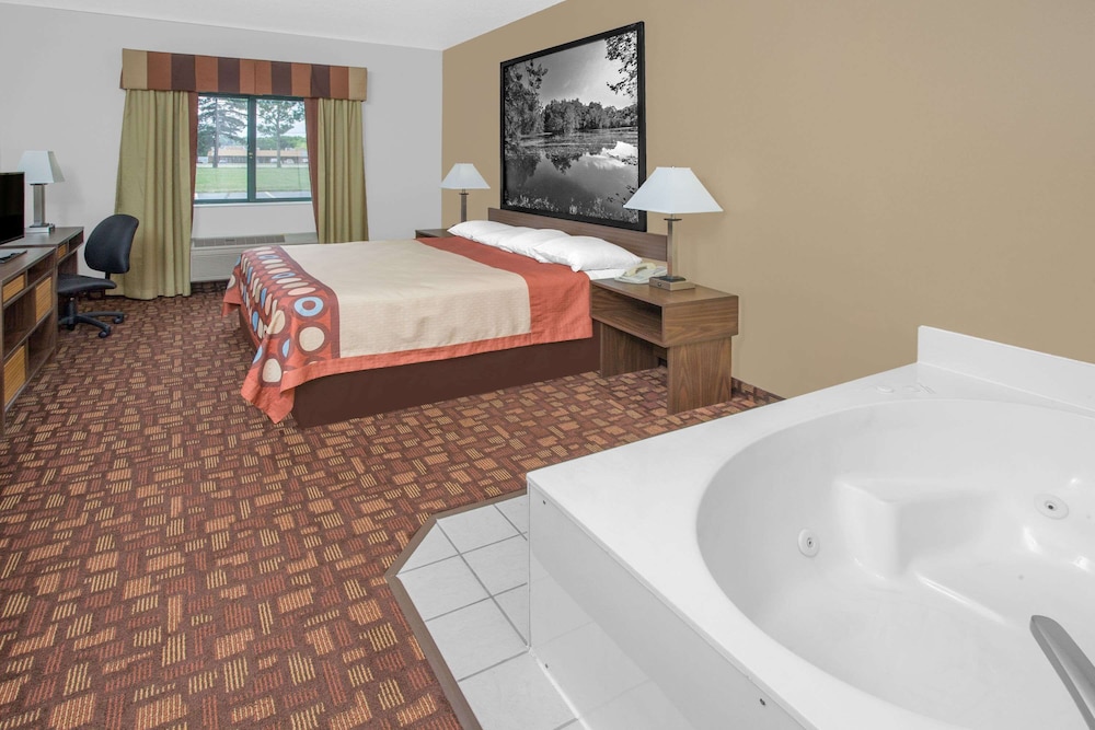 Super 8 By Wyndham Three Rivers 20/20