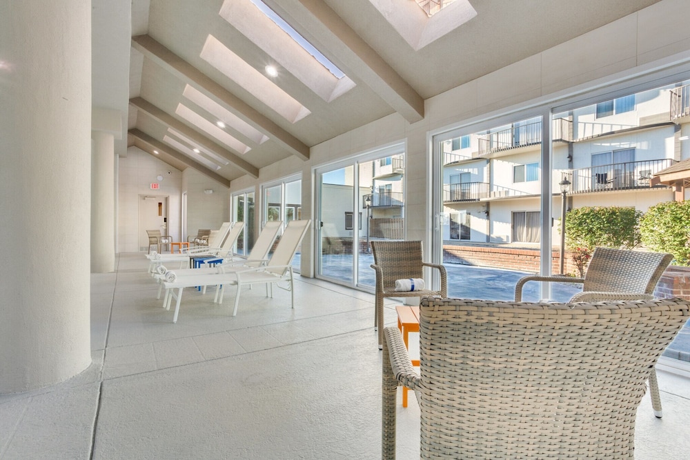 Orangewood Inn & Suites Kansas City Airport 28/37