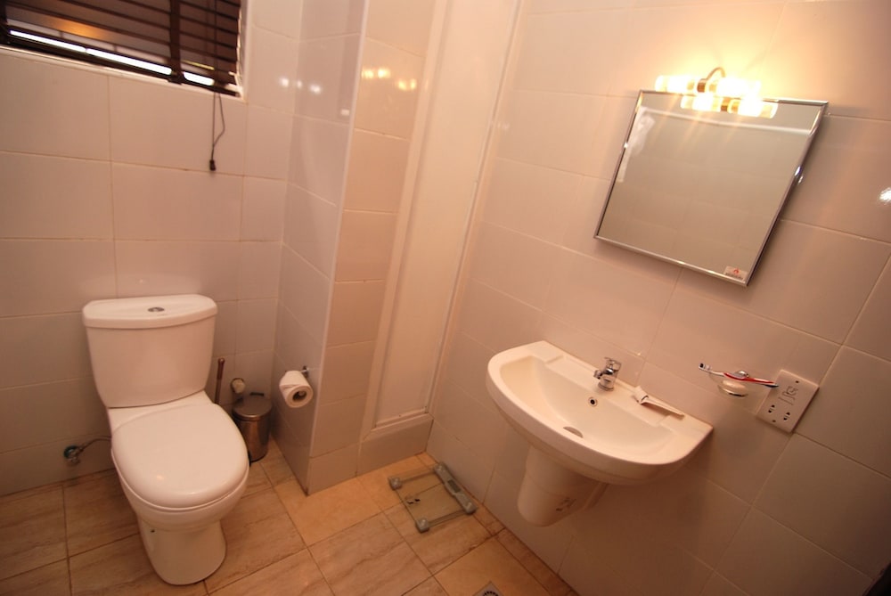 غرفة ديلوكس بسرير كينج، Sun Heaven Hotel & Resort Abuja 3/3