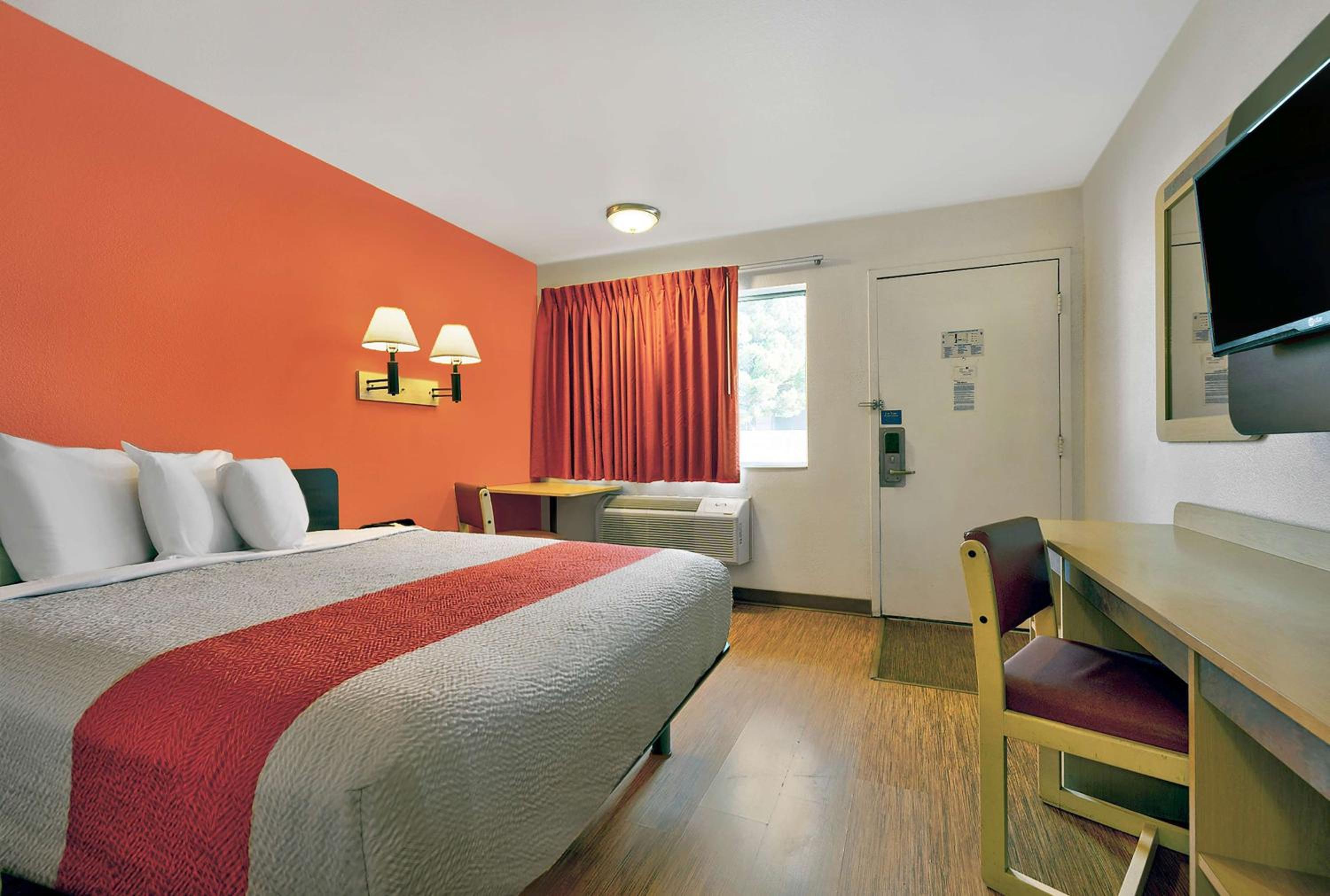 1 Queen Bed - ADA/RI Shower/Non-Smoking