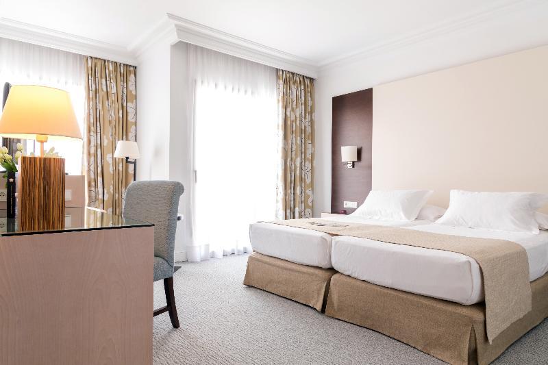 Deluxe, Triple, Twin Beds