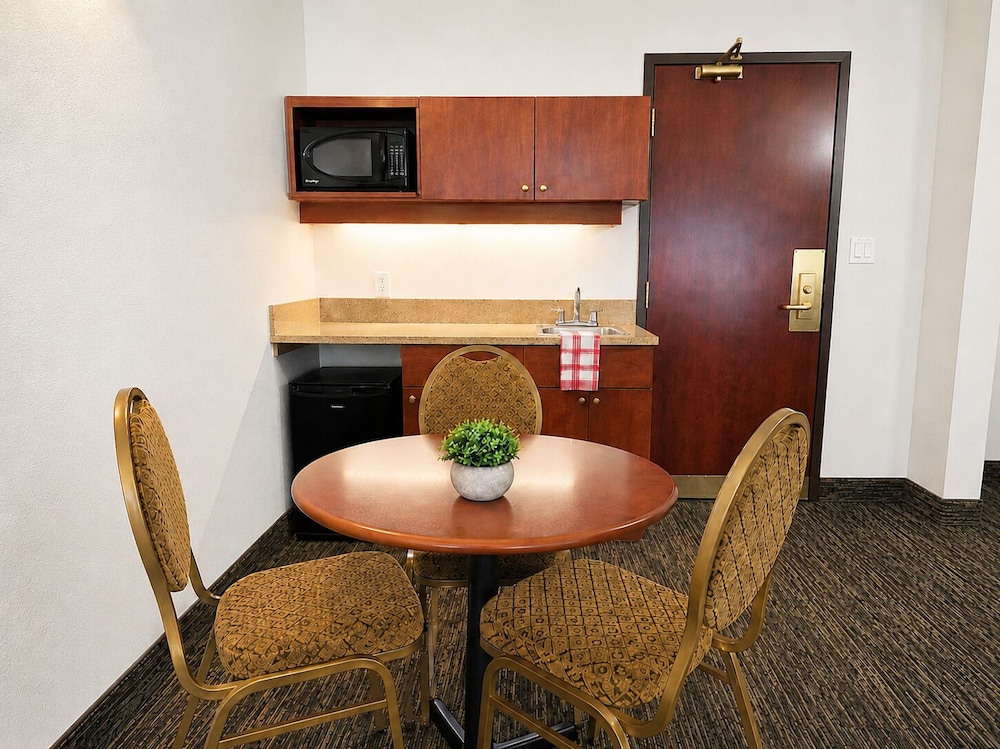 Service Plus Inn and Suites - Grande Prairie 43/62