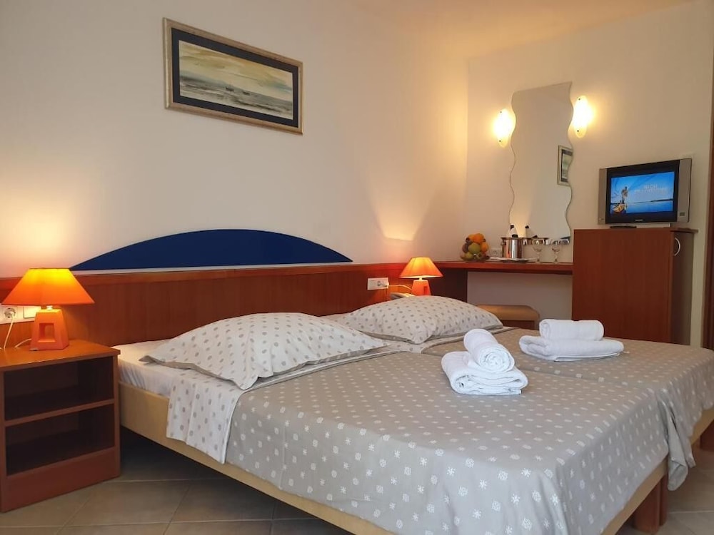 BRZET HOTEL OMIS 14/50