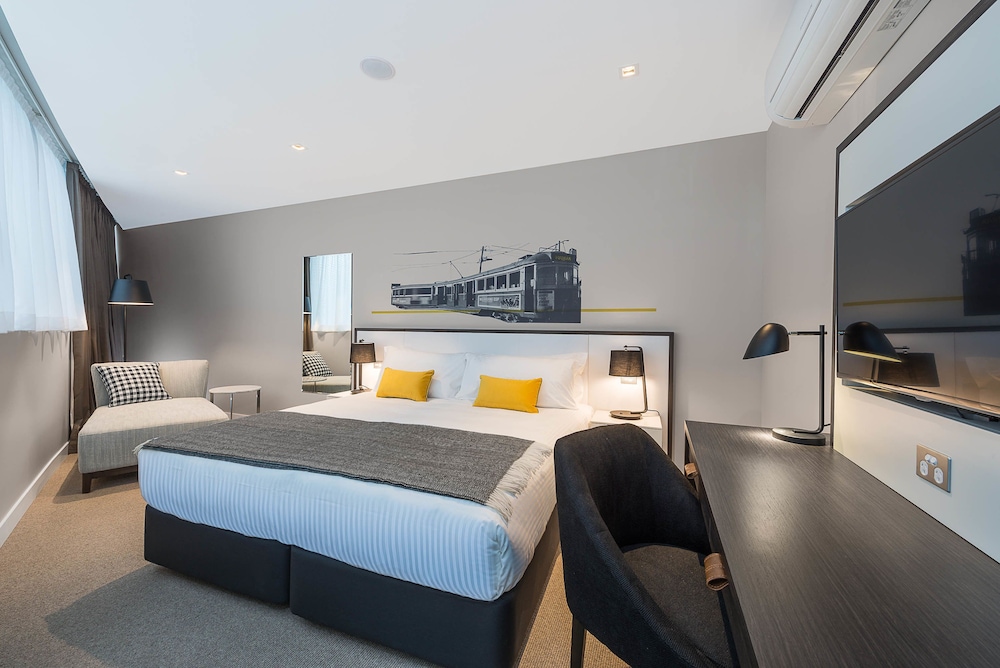 Petite, Queen Bed