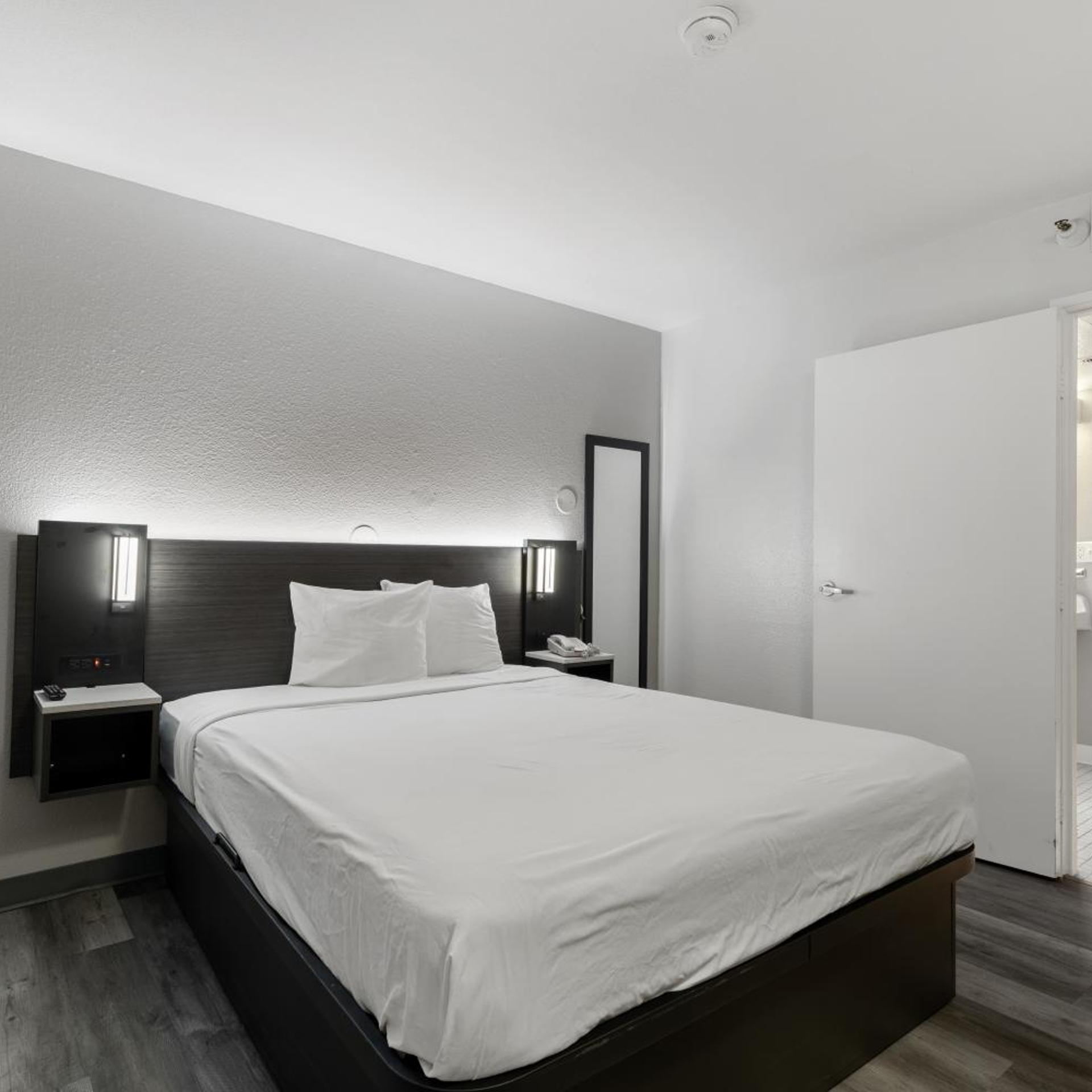 1 Queen Bed ADA/RI Shower/Mini Fridge, Motel6 Oceanside, CA 7/10
