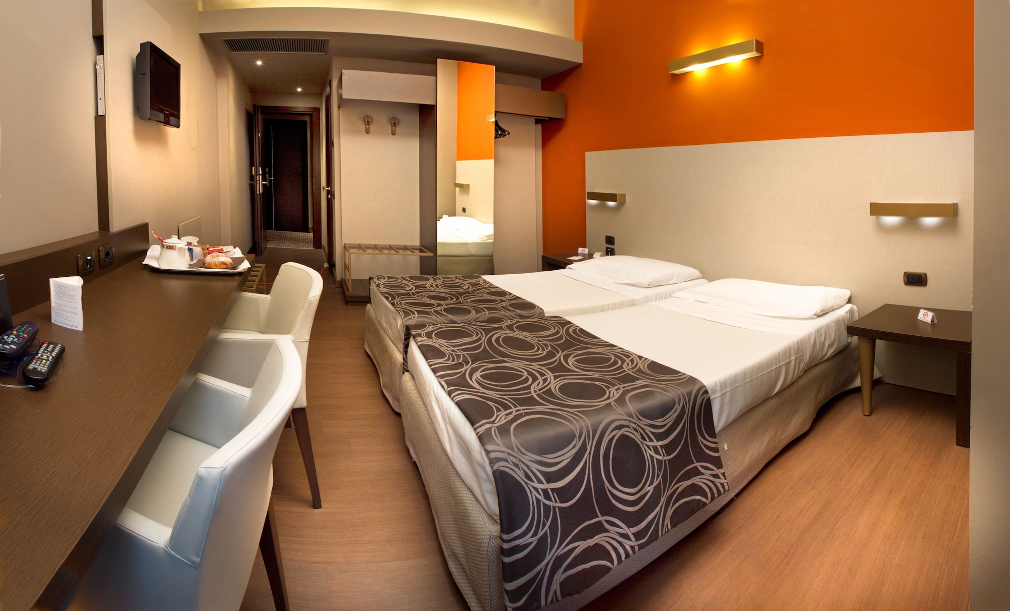 ROOM, TWIN BEDS