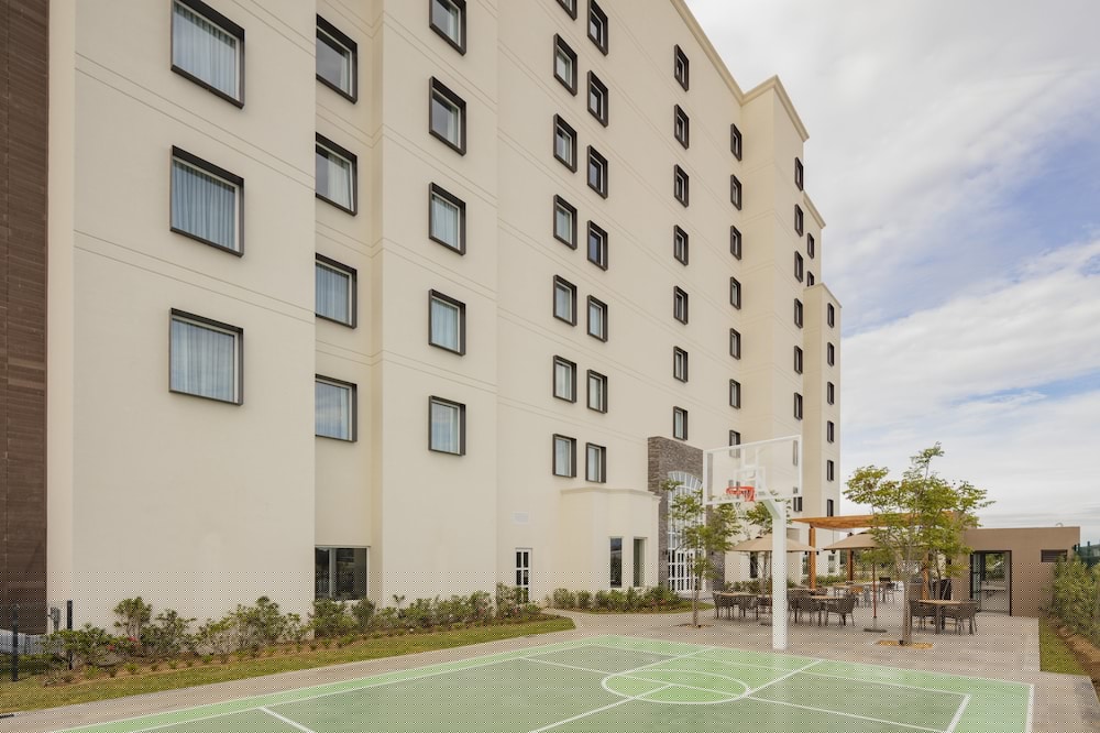 Staybridge Suites Silao 1/60