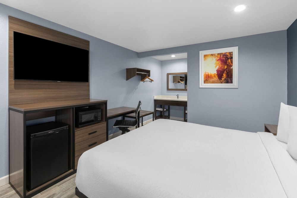 Days Inn by Wyndham Arroyo Grande/Pismo Beach 24/62