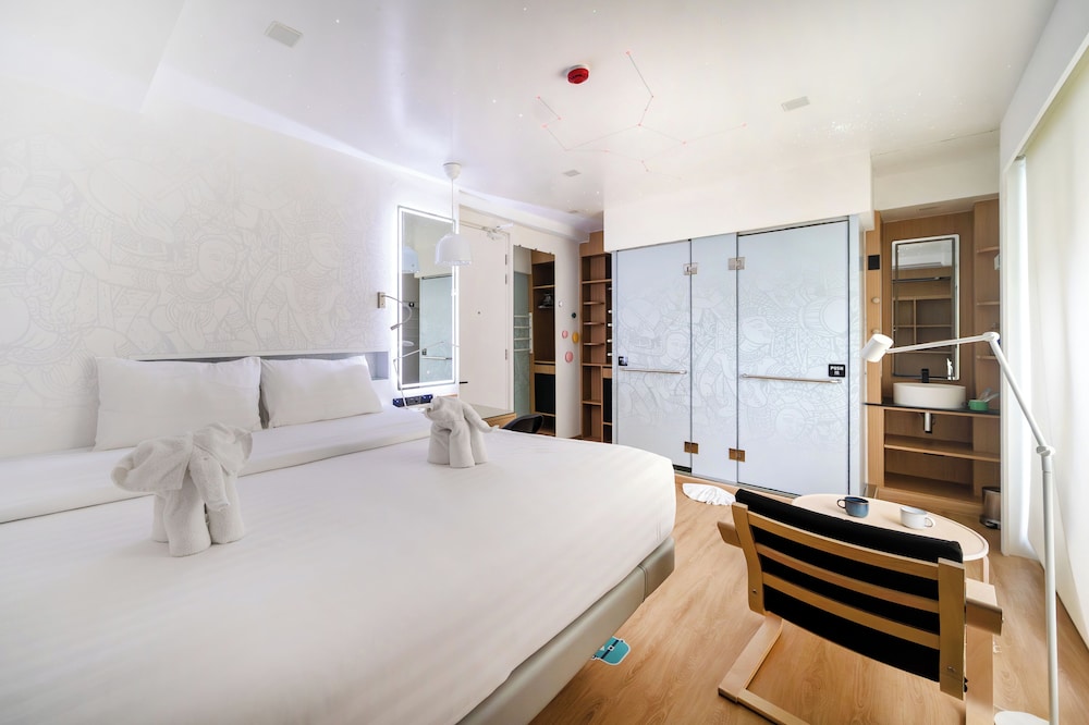 DELUXE, DOUBLE BED