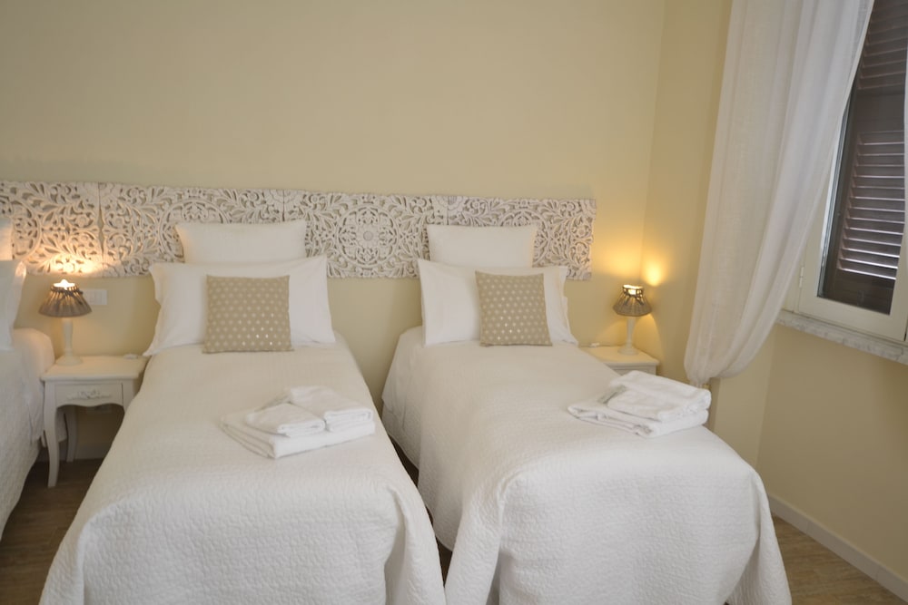 ROOM, TWIN BEDS