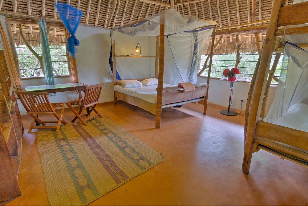 DISTANT RELATIVES ECOLODGE & BACKPACKERS 11/50