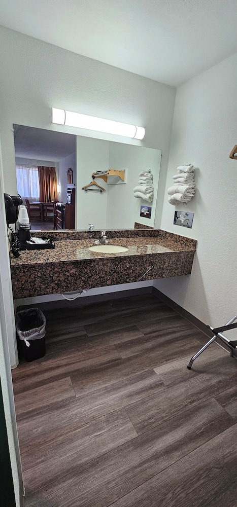 Travel Inn & Suite detail
