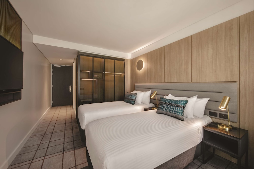 DELUXE, DOUBLE OR TWIN BED
