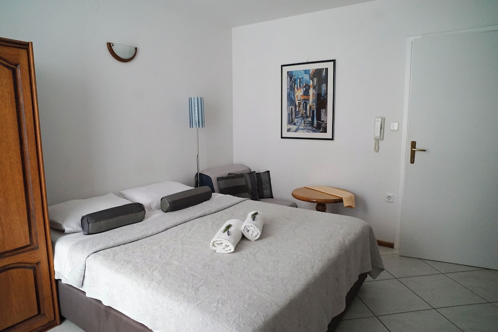APARTMENTS AND ROOMS DEGRA 9/49