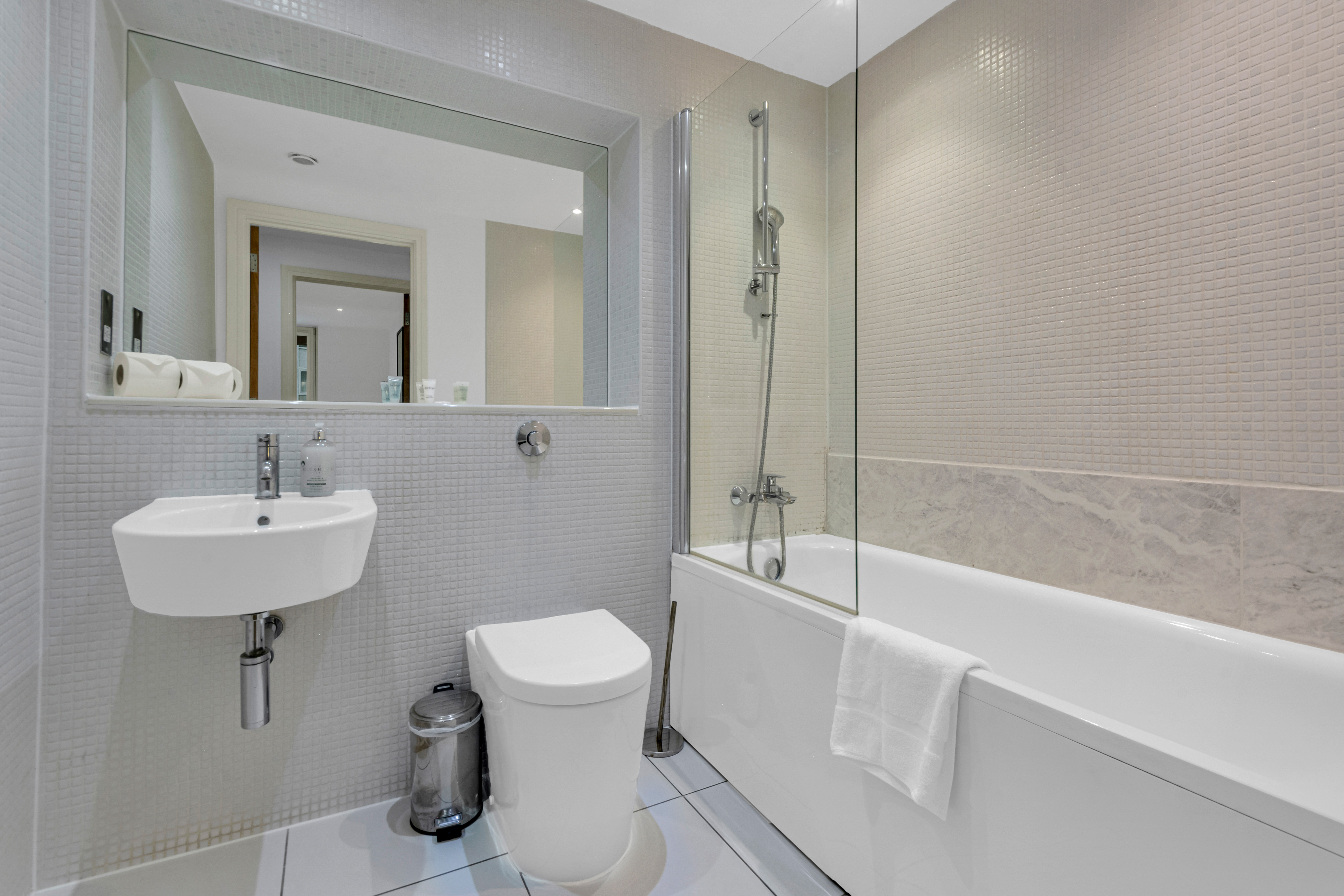 Luxurious Lanterns Court Two-Bedrooms Apartments 48/50
