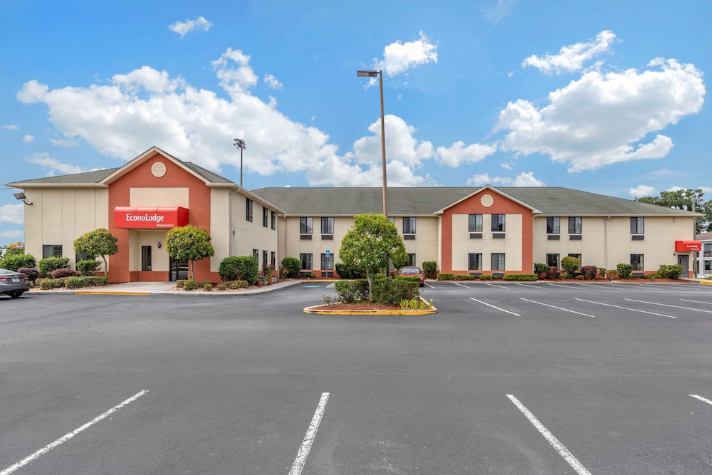Econo Lodge Brunswick Travel Center 25/30