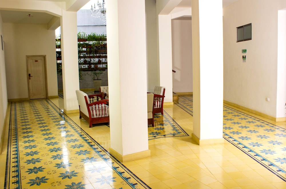 Hotel Marcari 18/30