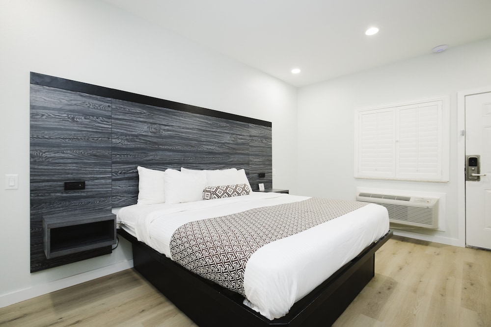 Sapphire Inn & Suites- Deer Park 12/36