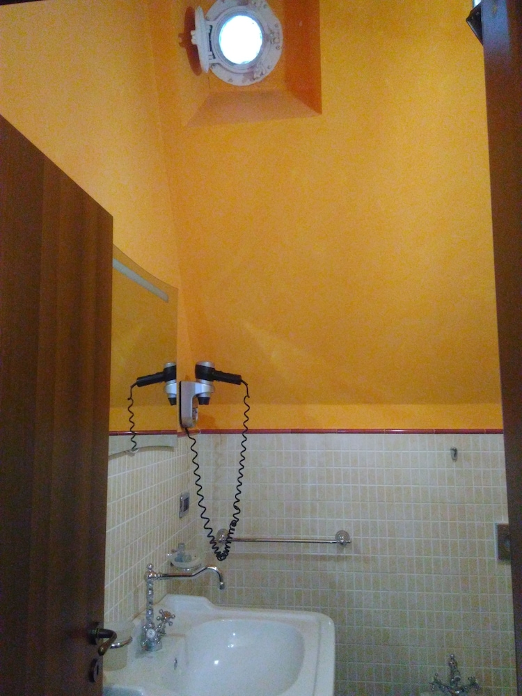 HOTEL VILLA DORATA, ETNA 40/44
