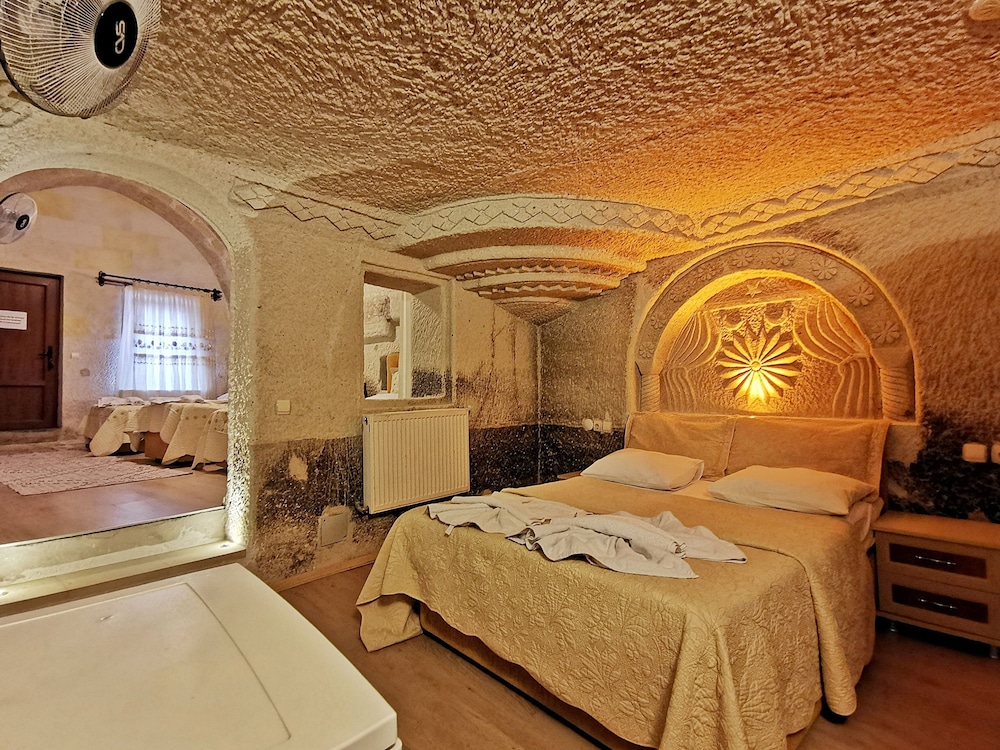Falcon Cave Suites 28/49