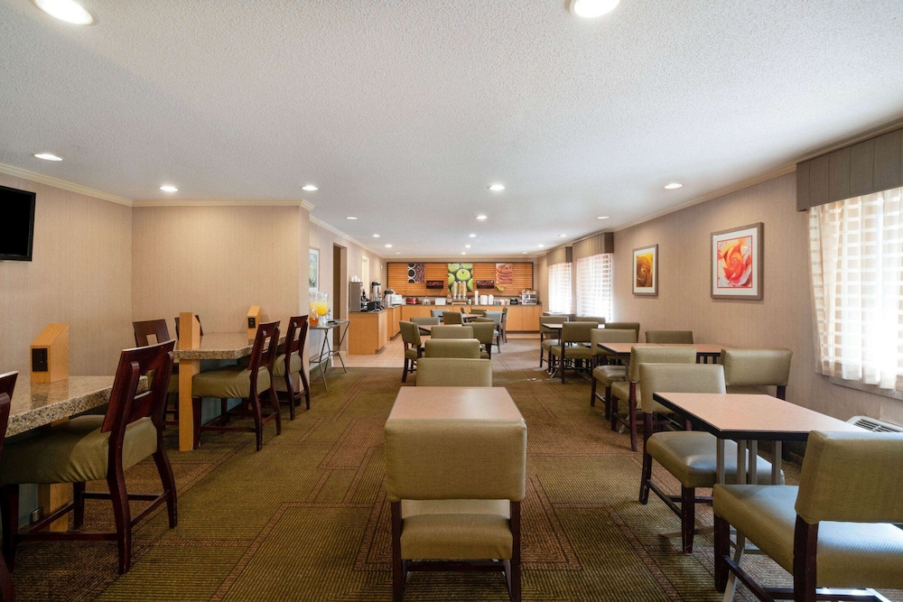 La Quinta Inn & Suites by Wyndham Nashville Airport 47/63