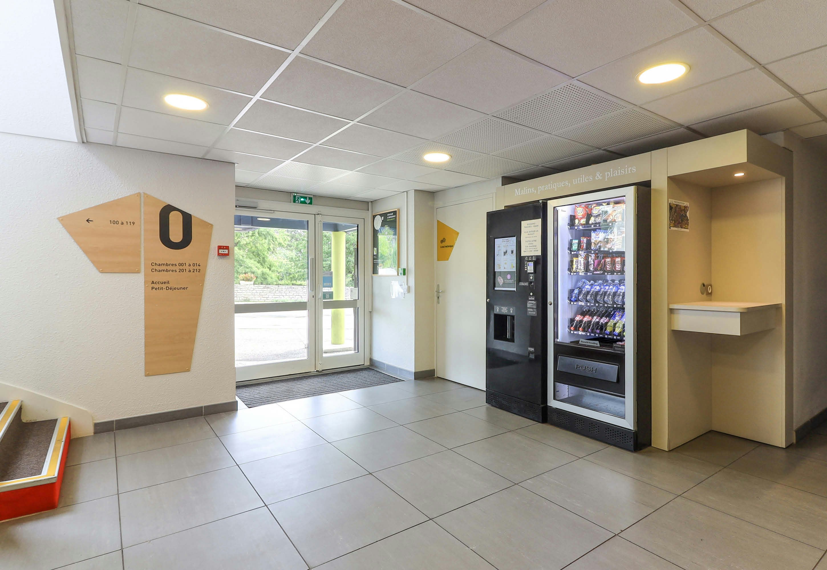 Lobby at B&B HOTEL Chalon-Sur-Saone Sud, Saint-Remy (Saone-et-Loire)