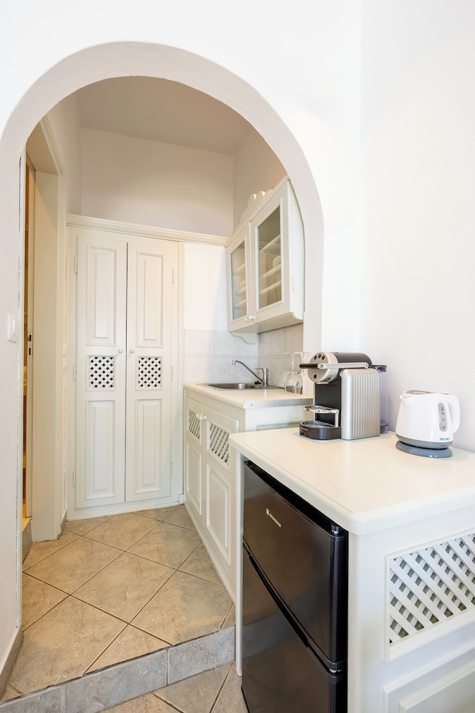 ILIOPERATO TRADITIONAL APARTMENTS 6/50