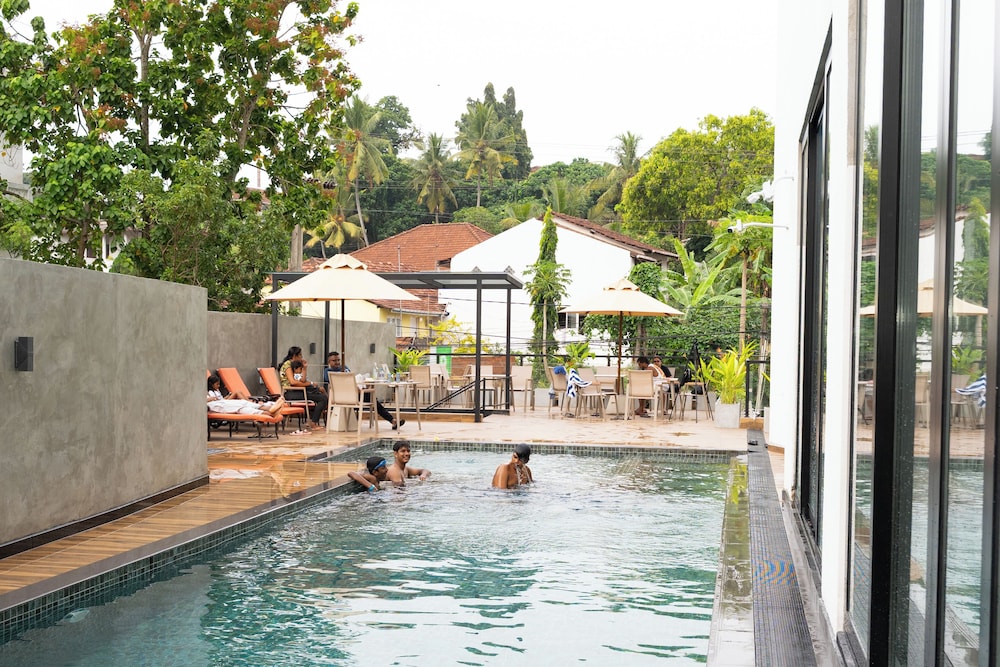 Saninro Residences & Food Court 48/50