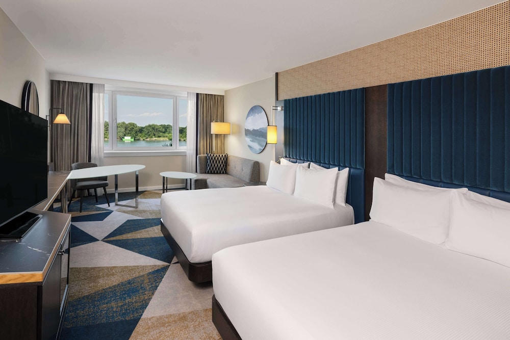 RENOVATED, 2 QUEEN BEDS, WATER FRONT