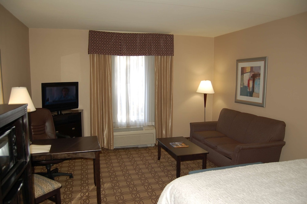 Hampton Inn and Suites Charlotte Airport 36/63