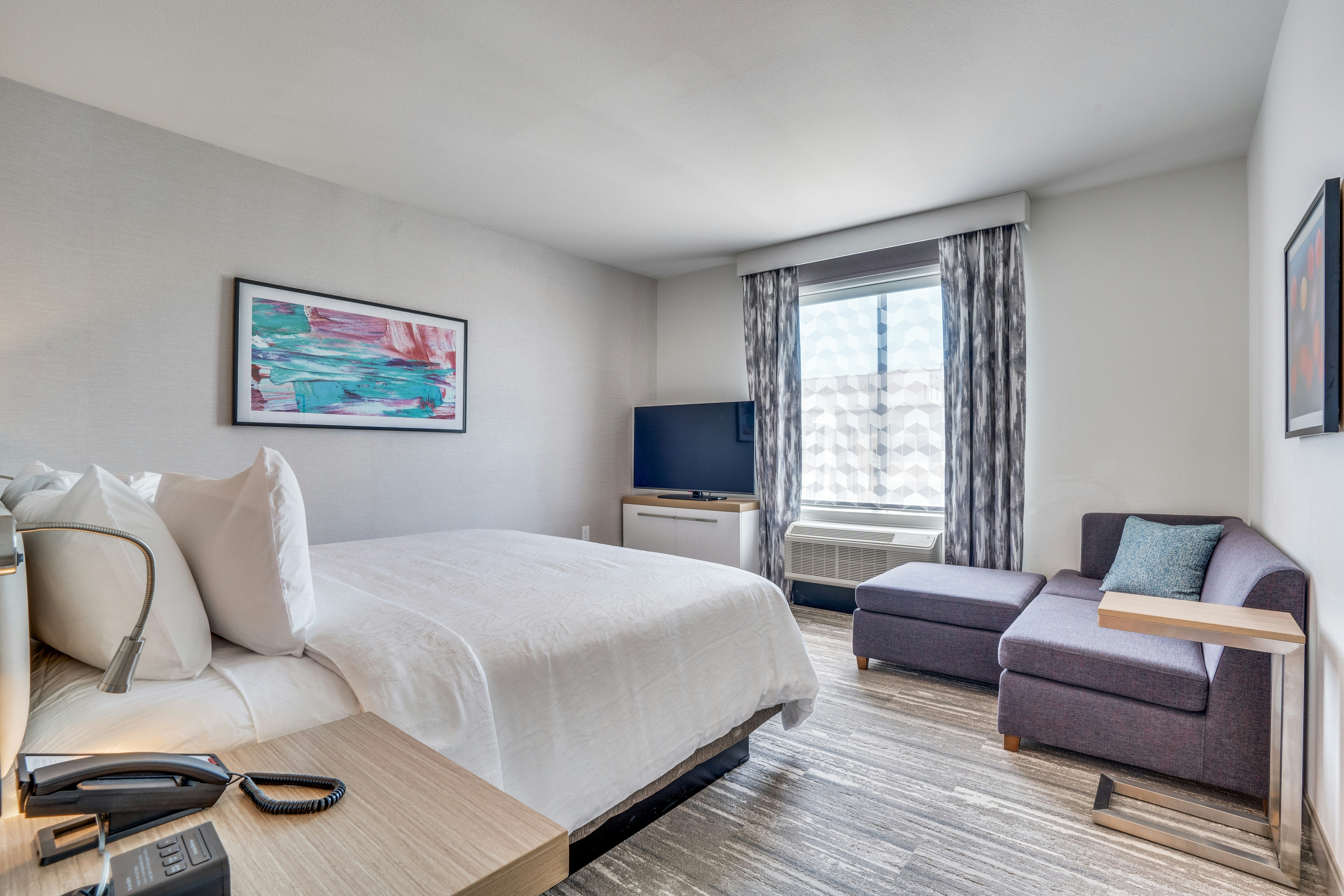 DELUXE, KING BED, ACCESSIBLE