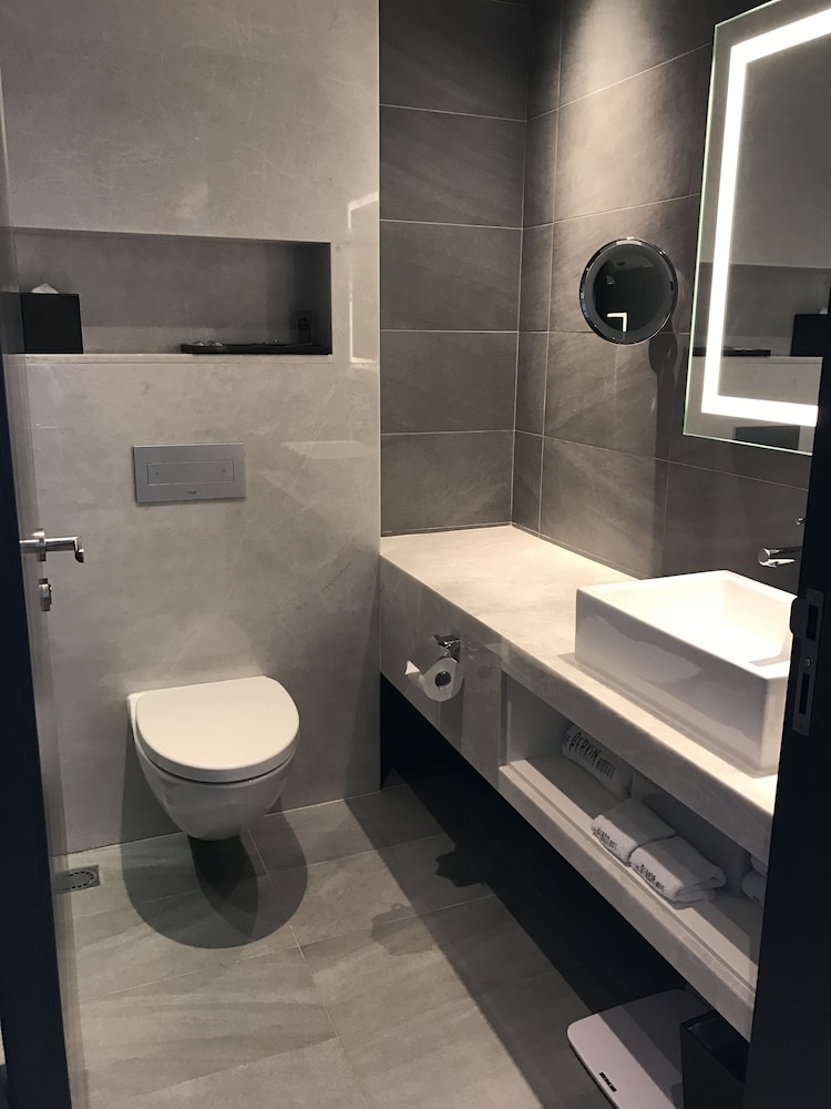 The Perkin Hotel 37/41