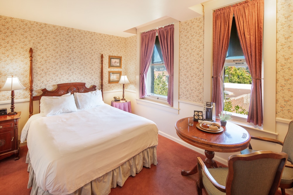HISTORICAL, QUEEN BED