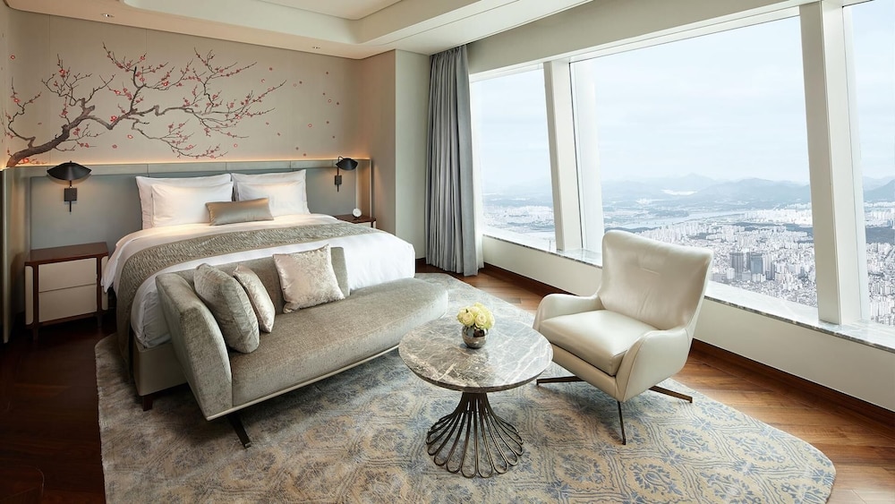 DELUXE, SUITE, KING BED, RIVER VIEW