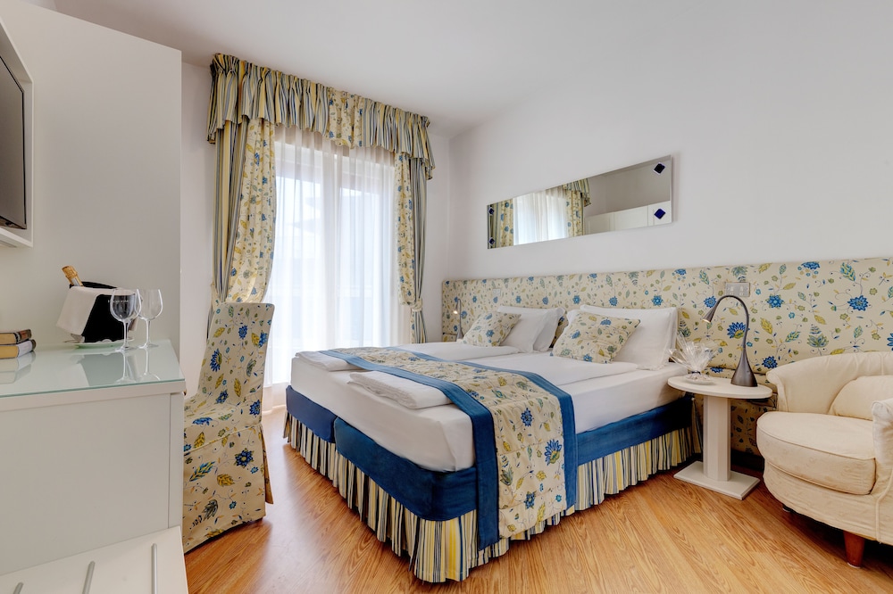 Hotel Cavalieri Palace 8/90