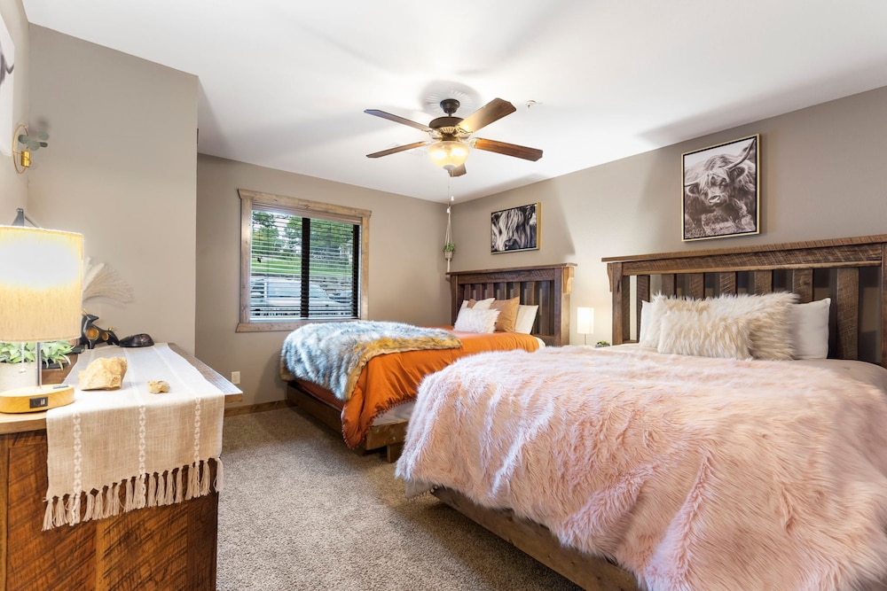 Condo, 1 Bedroom, Murphy Bed, 2 Queen Beds, Lake View, Sofa