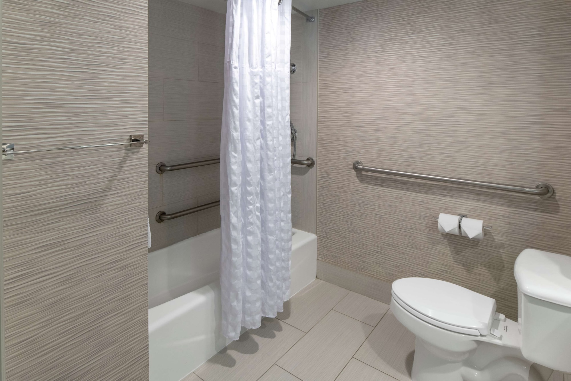 Room, King Bed, Balcony or Patio, Accessible، Doubletree By Hilton Hotel Jacksonville Airport 7/8