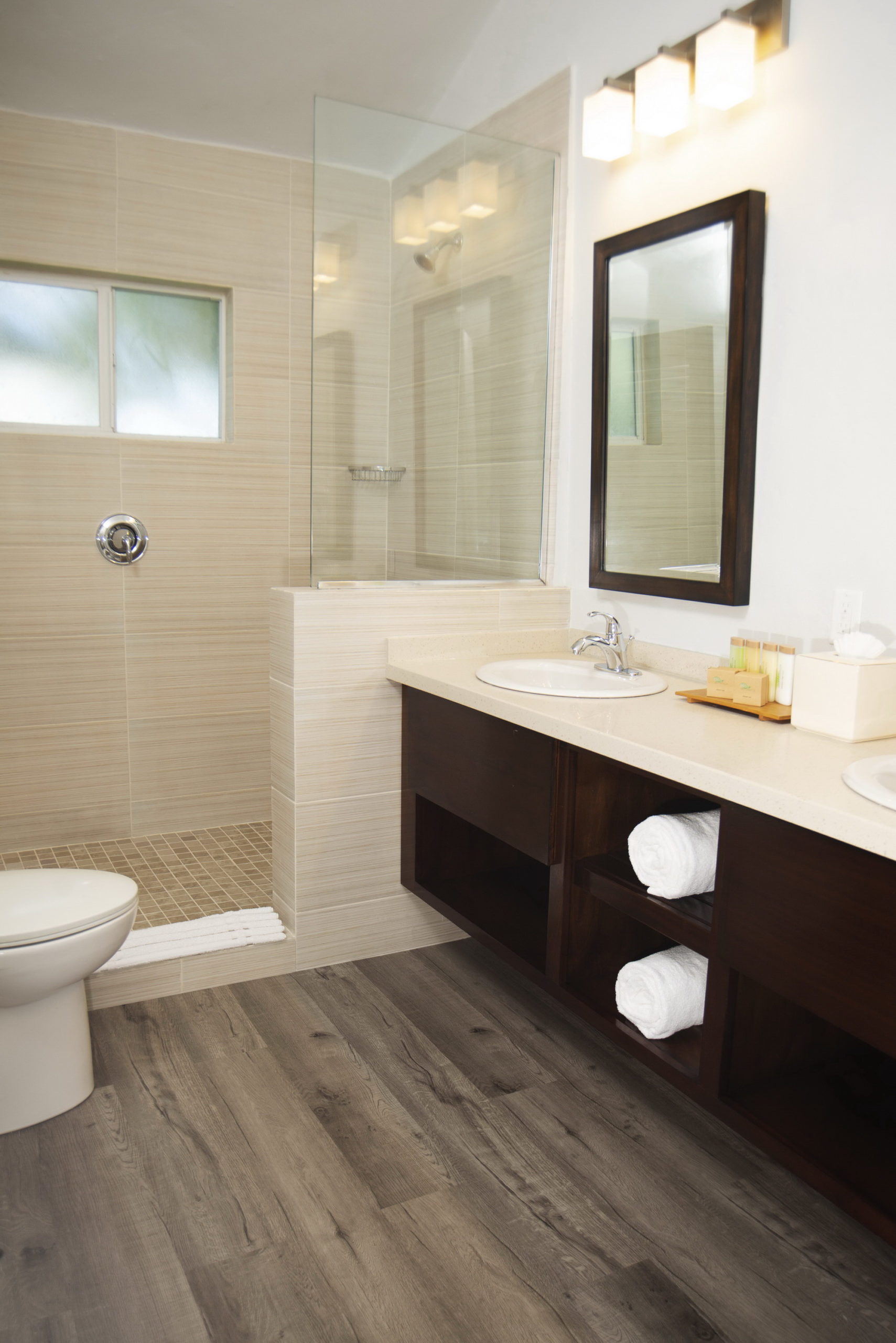 SUITE, KING BED, WATER FRONT