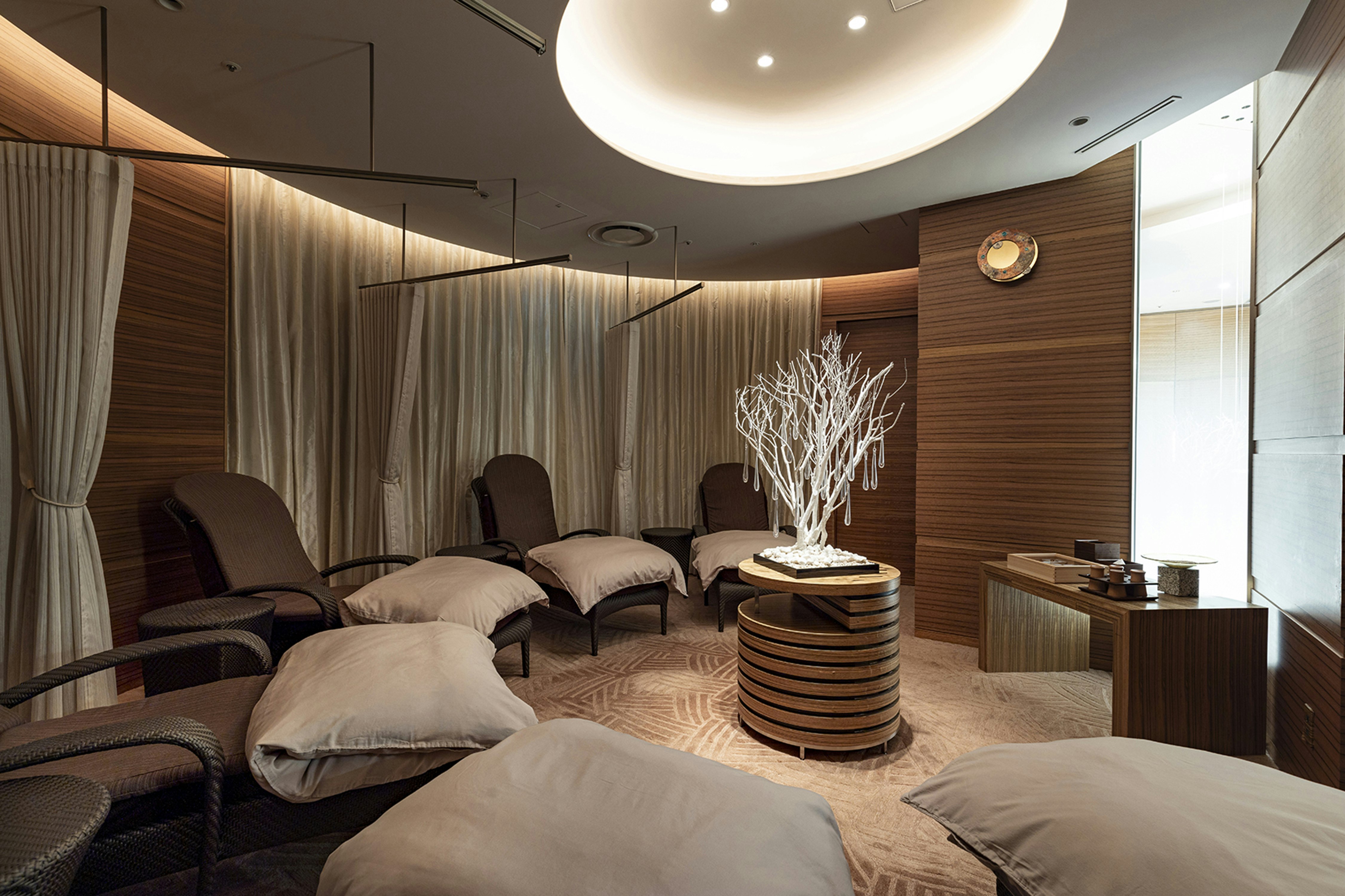 Conrad Tokyo 8/50