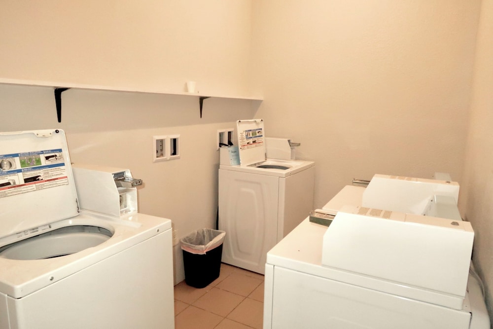 Studio6 Suites Elkhart, IN 39/40