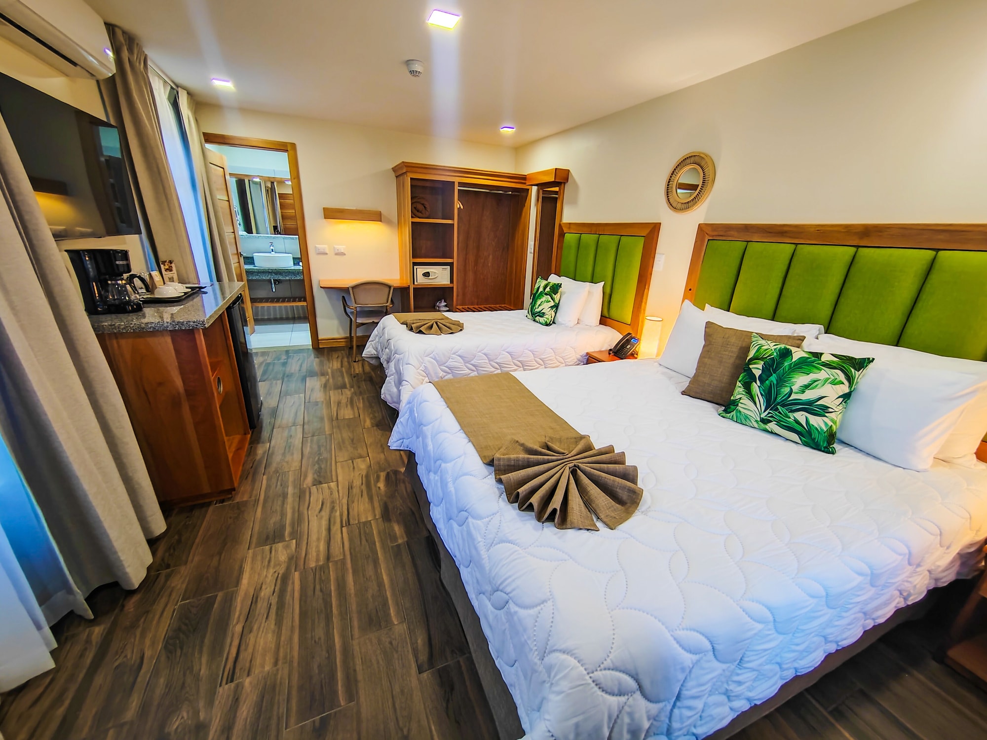 FOREST, SUPERIOR, 1 QUEEN AND 1 SINGLE BED