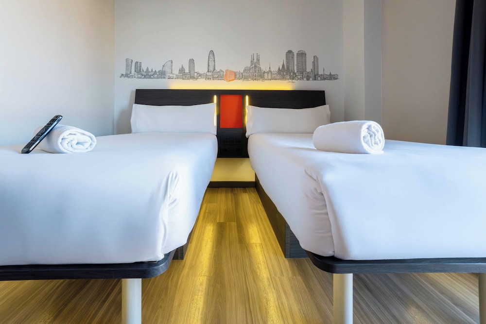 غرفة قياسية بسريرين منفصلين، easyHotel Barcelona Fira 7/10
