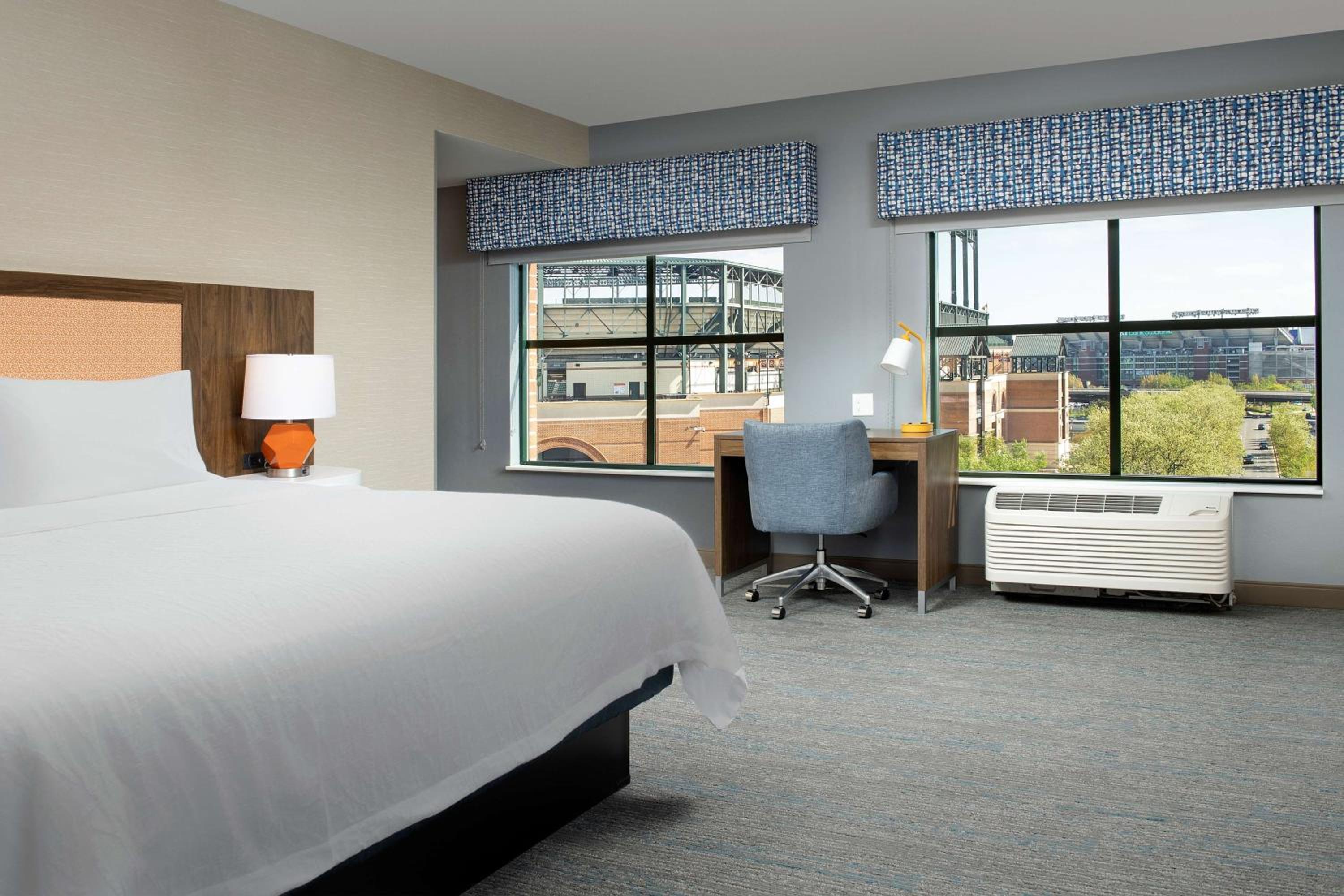SUITE, KING BED, SOFA, CORNER