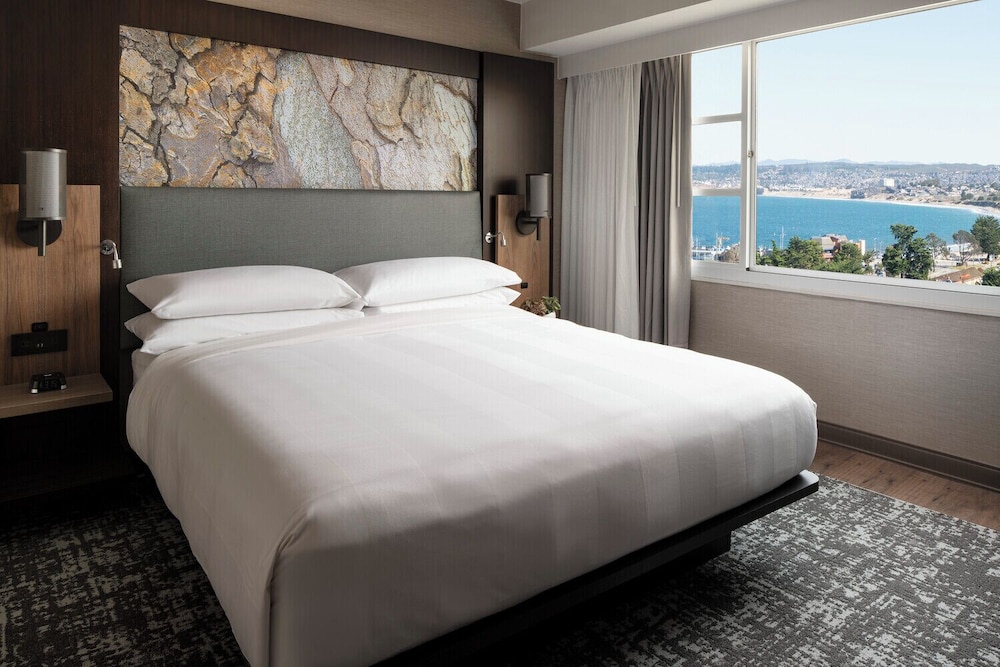 Room, King Bed, Partial Bay View